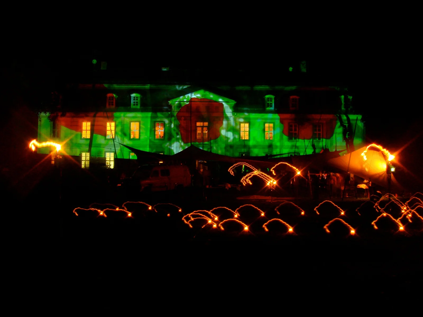 Das Quetzer Schloss leuchtet zur Langen Nacht der Lichter in bunten Farben