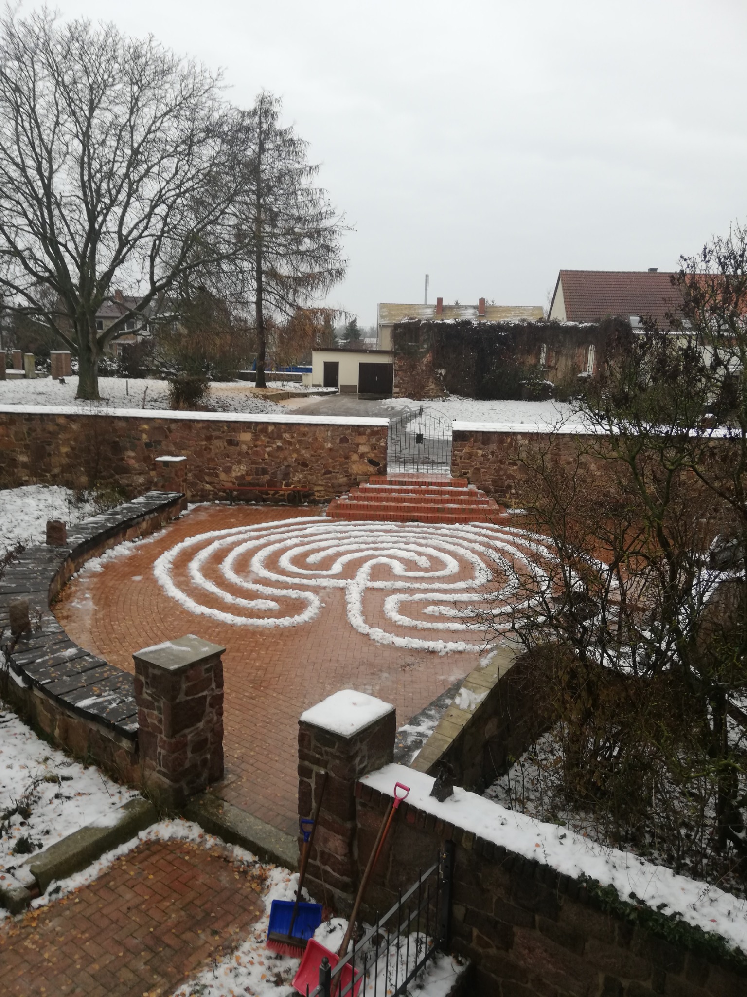 Schneelabyrinth auf dem Oberhof in Quetzdölsdorf