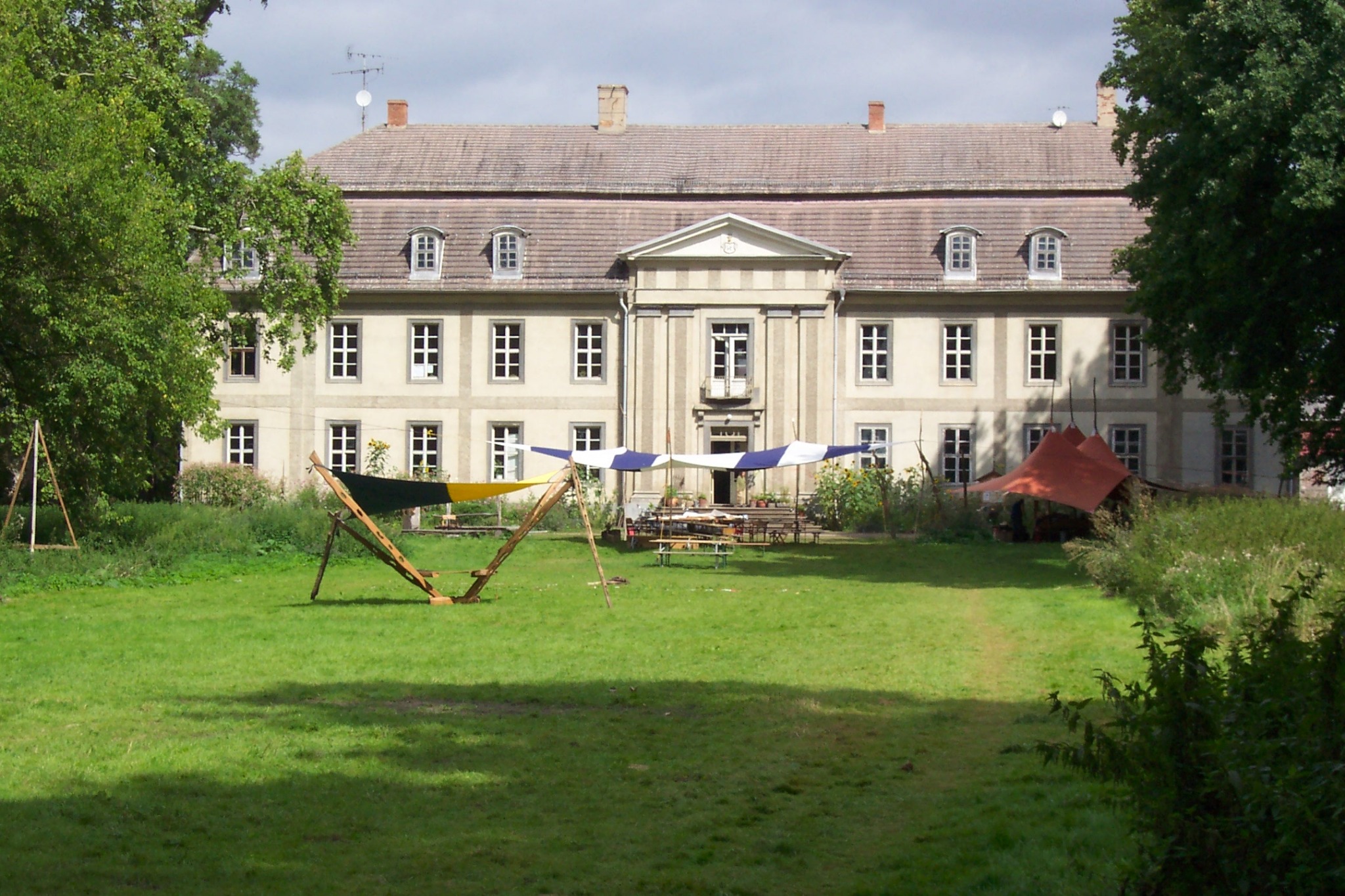 Quetzer Schloss und Park im Sommer