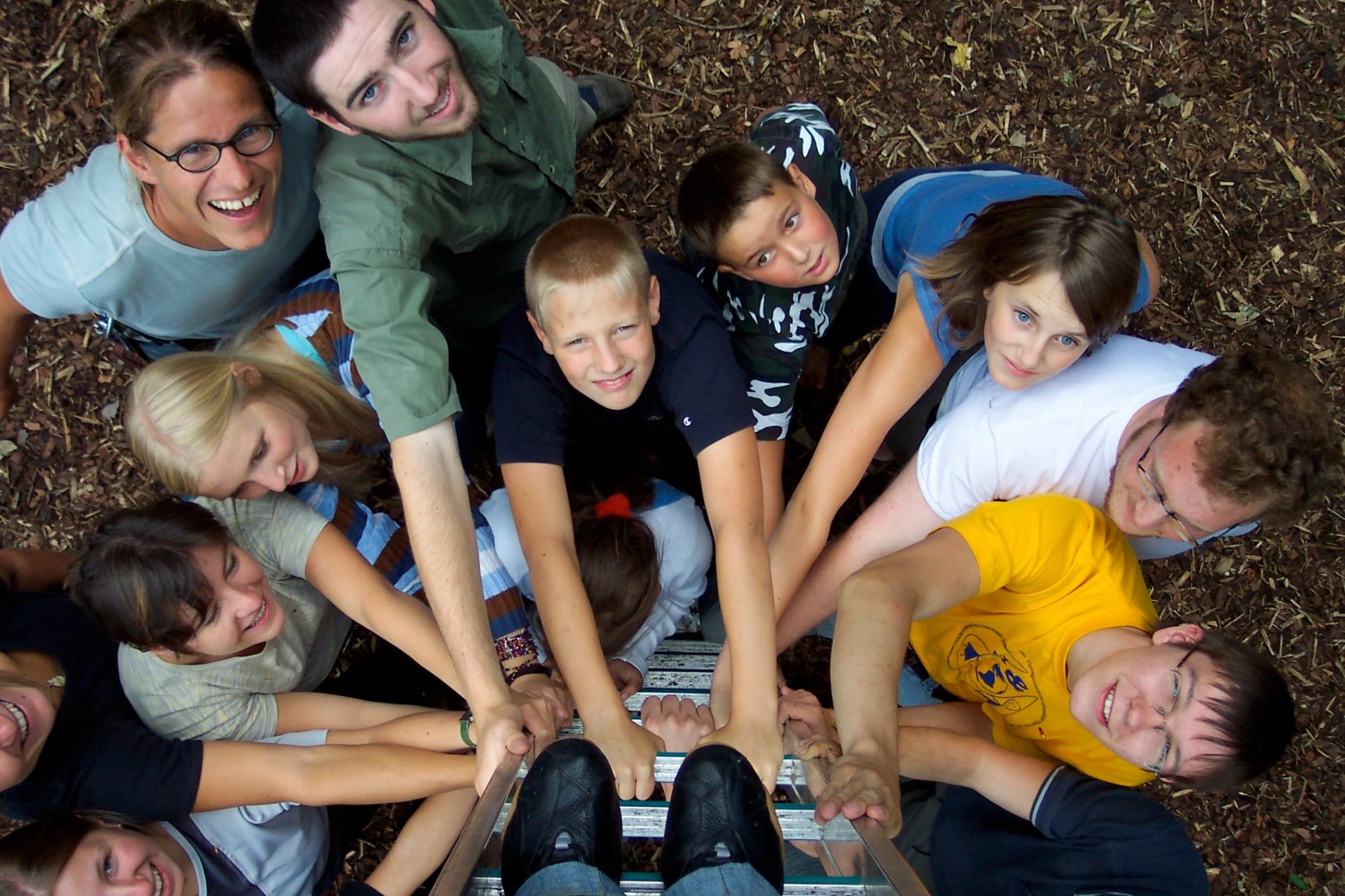 Gruppe formt gemeinsam einen engen Kreis