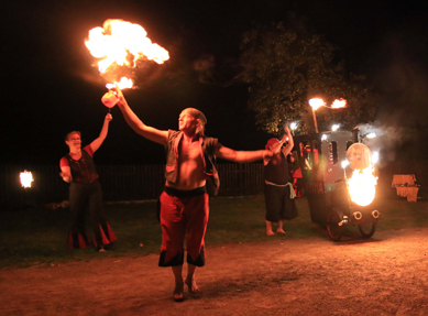 Die Feuergaukler - Circus Henriette Bombastico, Teatro Los Piratos und Circus Knopf gastieren am Pfingsmontag 25.05.2015 ab 21.30 Uhr vor Schloß Quetz.